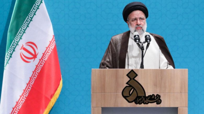 Studentele iraniene l-au intampinat pe presedintele tarii cu degetele ridicate, strigand „moarte opresorului” si „Dispari!” Studentele iraniene l-au intampinat pe presedintele tarii cu degetele ridicate, strigand „moarte opresorului” si „Dispari!”