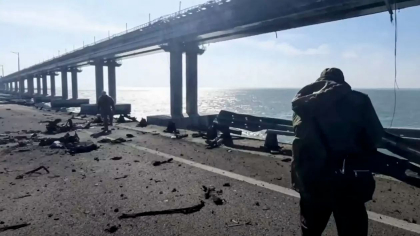 Rusia trimite scafandri sa evalueze pagubele asupra podului din Crimeea zguduit de explozie Rusia trimite scafandri sa evalueze pagubele asupra podului din Crimeea zguduit de explozie