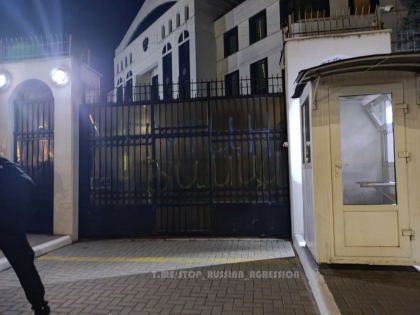 Mesajul transmis de catre barbatul care a vandalizat Ambasada Federatiei Ruse de la Chisinau: „Am scris adevarul” Mesajul transmis de catre barbatul care a vandalizat Ambasada Federatiei Ruse de la Chisinau: „Am scris adevarul”