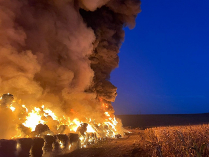 Incendiu puternic in capitala. Deseurile din plastic, pastrate pe teritoriul unui depozit de reciclare - cuprinse de flacari. IGSU: „Au intervenit opt echipe de pompieri” - FOTO