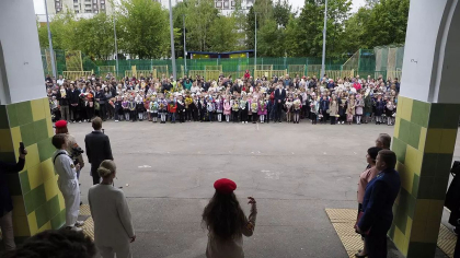 Fetita de 10 ani luata de la scoala si dusa la sectie, la Moscova. Directorul a chemat politistii, ca „sa examineze pozitia civica a copilului”