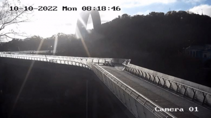 Momentul in care rusii au bombardat „podul de sticla” din Kiev. Podul era obiectiv turistic, folosit de pietoni si biciclisti - VIDEO 