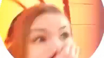 O studenta din Kiev s-a filmat in timp ce a fost lovita de unda de soc provocata de explozia unei rachete - VIDEO O studenta din Kiev s-a filmat in timp ce a fost lovita de unda de soc provocata de explozia unei rachete - VIDEO