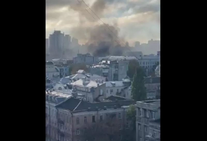 Explozii in centrul Kievului. Atacul cu rachete, surprins in direct de corespondentul BBC. Coloane de fum negru deasupra orasului - VIDEO  Explozii in centrul Kievului. Atacul cu rachete, surprins in direct de corespondentul BBC. Coloane de fum negru deasupra orasului - VIDEO