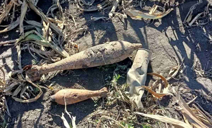 A gasit doua obuze in timp ce lucra in gradina. Un barbat din Causeni a sesizat politia. Ce au depistat oamenii legii - FOTO
