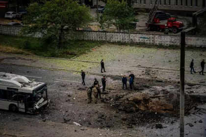 Reconstructie fulger. Un crater urias dintr-un oras bombardat ieri de Rusia, astupat peste noapte. „Moscova a dat 13 milioane pentru o gaura” - FOTO