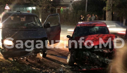 Mai multe persoane au avut nevoie de ingrijiri medicale, dupa ce doua automobile s-au lovit violent, la Vulcanesti - FOTO Mai multe persoane au avut nevoie de ingrijiri medicale, dupa ce doua automobile s-au lovit violent, la Vulcanesti - FOTO