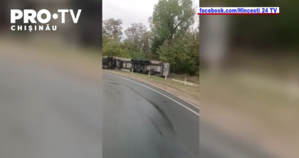 Un camion s-a rasturnat intr-un sant la Hancesti, dupa ce soferul a pierdut controlul volanului si a derapat de pe sosea