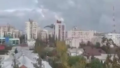 Incident ciudat in Belgorod, unde un bloc a fost lovit de un proiectil. Ucrainenii spun ca era o racheta trasa de rusi spre Harkov, rusii ca l-au bombardat fortele Kievului - VIDEO Incident ciudat in Belgorod, unde un bloc a fost lovit de un proiectil. Ucrainenii spun ca era o racheta trasa de rusi spre Harkov, rusii ca l-au bombardat fortele Kievului - VIDEO