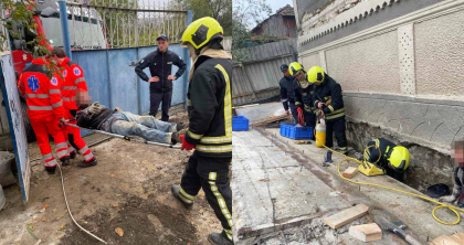 Un barbat - salvat de pompieri, dupa ce a ramas blocat sub o placa de beton, la Hincesti. Cum s-a intamplat totul - FOTO Un barbat - salvat de pompieri, dupa ce a ramas blocat sub o placa de beton, la Hincesti. Cum s-a intamplat totul - FOTO