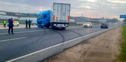 Noi detalii despre accidentul de la Orhei. Doua persoane - transportate de urgenta la spital, dupa ce un automobil s-a ciocnit violent cu un camion. Politia: „Soferul a adormit la volan” - FOTO