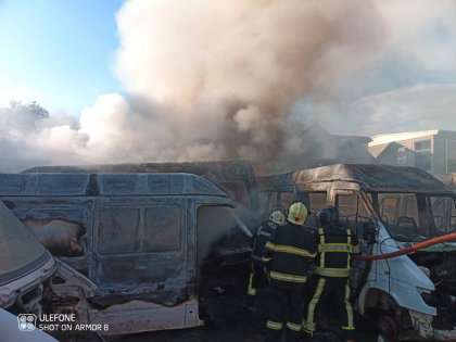 Incendiu de proportii in capitala. Opt masini vechi si abandonate au ars ca o torta. IGSU: „Trei echipaje de pompieri au intervenit pentru a stinge flacarile” - FOTO/VIDEO Incendiu de proportii in capitala. Opt masini vechi si abandonate au ars ca o torta. IGSU: „Trei echipaje de pompieri au intervenit pentru a stinge flacarile” - FOTO/VIDEO