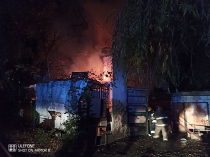 Incendiu puternic in capitala. Un garaj in care se aflau mai multe trotinete electrice a ars ca o torta. IGSU: "Au explodat acumulatoarele" - FOTO Incendiu puternic in capitala. Un garaj in care se aflau mai multe trotinete electrice a ars ca o torta. IGSU: "Au explodat acumulatoarele" - FOTO