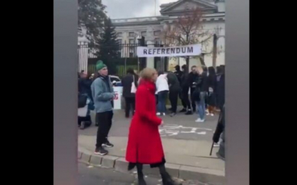 Polonia: referendum fictiv pentru „anexarea” ambasadei Rusiei din Varsovia - VIDEO
Polonia: referendum fictiv pentru „anexarea” ambasadei Rusiei din Varsovia - VIDEO