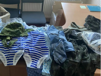 Cum au incercat rusii sa ii momeasca pe ucraineni sa voteze la pseudo-referendumul de anexare la Rusia: haine in stil militar pentru copii si mancare
