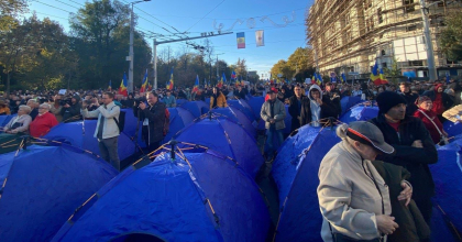 Simpatizantii partidului Sor si-au instalat din nou corturile pe bulevardul Stefan cel Mare si Sfant din capitala - FOTO