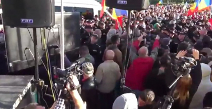 Protestatarii Partidul SOR s-au luat la harta cu politistii, dupa ce acestia le-au interzis accesul in Piata Marii Adunari Nationale - VIDEO