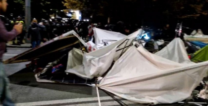 Corturile de pe bulevardul Stefan cel Mare, instalate de protestatarii partidului SOR - inlaturate de oamenii legii - FOTO Corturile de pe bulevardul Stefan cel Mare, instalate de protestatarii partidului SOR - inlaturate de oamenii legii - FOTO