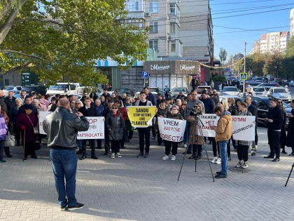 Membrii si simpatizantii partidului PSRM protesteaza in fata Curtii Supreme de Justitie, acolo unde are loc prima sedinta de judecata in dosarul „Sacosa neagra” - FOTO Membrii si simpatizantii partidului PSRM protesteaza in fata Curtii Supreme de Justitie, acolo unde are loc prima sedinta de judecata in dosarul „Sacosa neagra” - FOTO