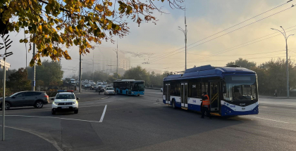 Accident matinal in capitala. O masina s-a ciocnit cu un troleibuz. Ce spune politia - FOTO