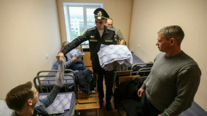 Rusii mobilizati pentru razboi se plang ca au fost "echipati" cu veste de airsoft pentru copii si casti de plastic - FOTO