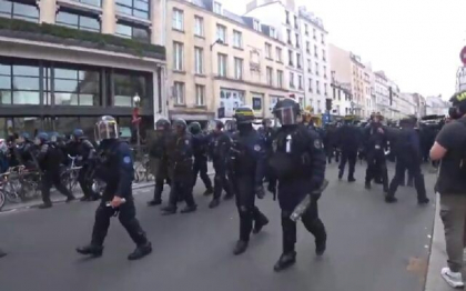 Zeci de mii de oameni au protestat la Paris impotriva lui Emmanuel Macron si a cresterii preturilor. La manifestatia organizata de extrema stanga a lui Melenchon a participat si castigatoarea premiului Nobel pentru literatura, Annie Ernaux - VIDEO