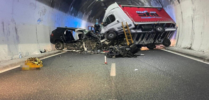 Un moldovean a murit pe loc, dupa ce automobilul in care se afla s-a lovit frontal cu un camion, in Italia - FOTO