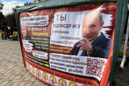 „Anulam decretele lui Gorbaciov”. Un grup de activisti de la Comrat au strans semnaturi in sprijinul restabilirii granitilor URSS - FOTO 