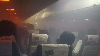 Pasagerii unui avion s-au chinuit sa respire timp de 25 de minute. Cabina aeronavei s-a umplut de fum - VIDEO Pasagerii unui avion s-au chinuit sa respire timp de 25 de minute. Cabina aeronavei s-a umplut de fum - VIDEO