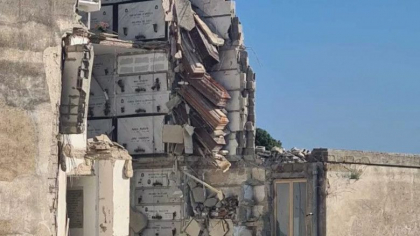 Imagini teribile in Italia, cu sicrie suspendate in gol, dupa ce o cladire a unui cimitir s-a prabusit partial - FOTO 