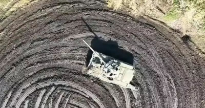 Continuarea povestii cu tancul care se invartea in cerc: Un rus a venit sa-l inspecteze, dar deasupra era o drona ucraineana - VIDEO Continuarea povestii cu tancul care se invartea in cerc: Un rus a venit sa-l inspecteze, dar deasupra era o drona ucraineana - VIDEO