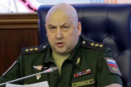 Generalul rus Surovikin recunoaste ca situatia este „tensionata” pentru trupele sale din Ucraina. „Vom incepe evacuarea civililor din Herson” Generalul rus Surovikin recunoaste ca situatia este „tensionata” pentru trupele sale din Ucraina. „Vom incepe evacuarea civililor din Herson”