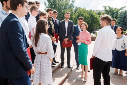 Mai multi elevi si studenti din tara vor primi Bursa Presedintelui Republicii Moldova. Un decret in acest sens - semnat de sefa statului /DOC Mai multi elevi si studenti din tara vor primi Bursa Presedintelui Republicii Moldova. Un decret in acest sens - semnat de sefa statului /DOC