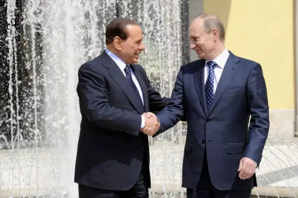 Vorbe dulci si vodca, cadoul presedintelui Putin de ziua lui Silvio Berlusconi - VIDEO