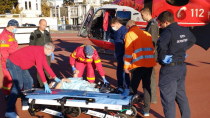 Interventie SMURD. Un barbat - transportat de urgenta din Soldanesti la Chisinau, dupa ce a fost grav ranit in urma unui accident rutier - FOTO