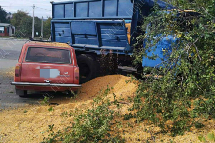 Un camion incarcat cu porumb a lovit o masina, apoi a ajuns intr-un gard, la Tighina. Declaratiile soferului - FOTO