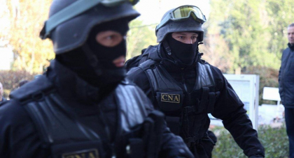 Ultima ora. Procurorii, ofiterii CNA si SIS au descins cu zeci de perchezii la mai multi membri si activisti ai partidului SOR Ultima ora. Procurorii, ofiterii CNA si SIS au descins cu zeci de perchezii la mai multi membri si activisti ai partidului SOR