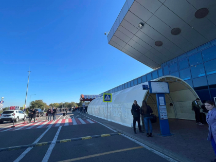 Corturi cu dispozitive de incalzire - instalate in fata Aeroportului International Chisinau. IGPF: „Solicitam repetat pasagerilor sa vina din timp la Aeroport” - FOTO Corturi cu dispozitive de incalzire - instalate in fata Aeroportului International Chisinau. IGPF: „Solicitam repetat pasagerilor sa vina din timp la Aeroport” - FOTO
