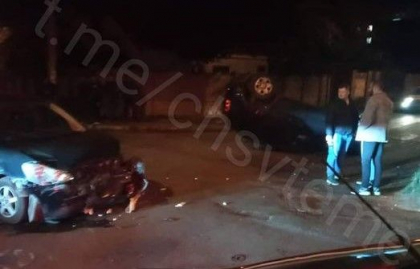 Doua masini s-au lovit putenic pe o strada din capitala, una din acestea s-a rasturnat. Ce spune politia  - FOTO 