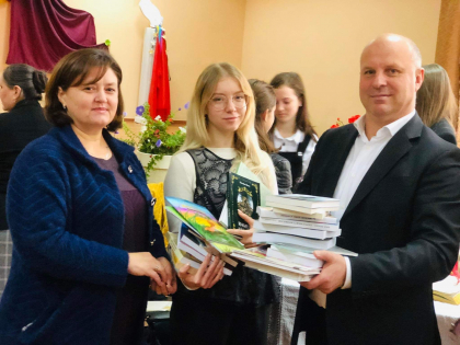 Donatie de carte cu sprijinul Fundatiei „Valentin Esanu”, la doua gimnazii din raionul Telenesti Donatie de carte cu sprijinul Fundatiei „Valentin Esanu”, la doua gimnazii din raionul Telenesti