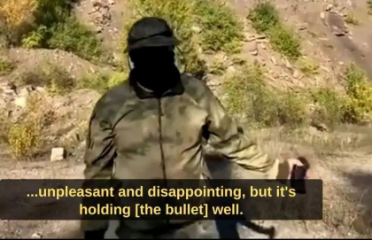  Rusii sunt socati de o vesta antiglont a ucrainenilor. Trag in ea direct cu un Kalasnikov: „E impenetrabila, nu inteleg!” - VIDEO