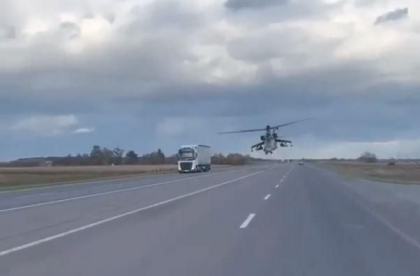 Imagini incredibile cu un „tanc zburator” deasupra unei sosele din Ucraina. De ce foloseste acest culoar elicopterul Mi-24 - VIDEO Imagini incredibile cu un „tanc zburator” deasupra unei sosele din Ucraina. De ce foloseste acest culoar elicopterul Mi-24 - VIDEO