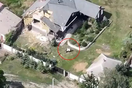 Ucrainenii i-au filmat din drona pe soldatii rusi care furau o masina de spalat dintr-o casa - VIDEO