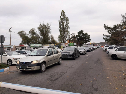 S-au format ambuteiaje la iesirea din tara. Aproape 100 de masini asteapta sa treaca frontiera, la Leuseni - FOTO S-au format ambuteiaje la iesirea din tara. Aproape 100 de masini asteapta sa treaca frontiera, la Leuseni - FOTO