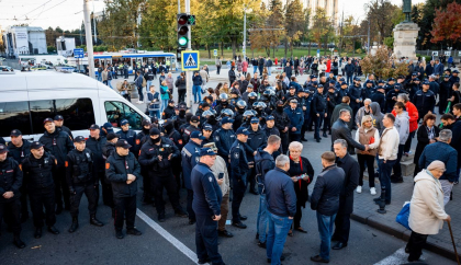 Politia: „Ne este cunoscuta informatia despre racolarea unor persoane cu constitutie sportiva pentru a crea tensiuni si provocari”. Indemnul oamenilor legii Politia: „Ne este cunoscuta informatia despre racolarea unor persoane cu constitutie sportiva pentru a crea tensiuni si provocari”. Indemnul oamenilor legii