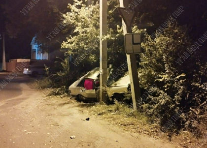 Imagini cu puternic impact emotional. Un tanar - descarcerat, dupa ce masina in care se afla s-a lovit intr-un stalp, la Tiraspol - VIDEO/FOTO
