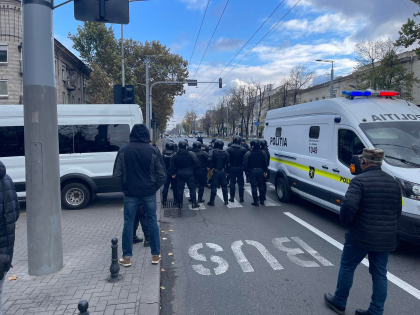 Ce se intampla in centrul capitalei. Politia verifica oamenii catre intra in PMAN, iar mascatii incearca sa opreasca coloana de protestatari care se indreapta spre PMAN - FOTO/VIDEO