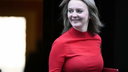 Englezii ii cer lui Liz Truss sa nu pretinda indemnizatia de 115.000 £/an la care are dreptul. A fost premier doar 45 de zile Englezii ii cer lui Liz Truss sa nu pretinda indemnizatia de 115.000 £/an la care are dreptul. A fost premier doar 45 de zile