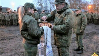 Militarii rusi, intampinati cu paine si sare la sosirea in Belarus - VIDEO Militarii rusi, intampinati cu paine si sare la sosirea in Belarus - VIDEO