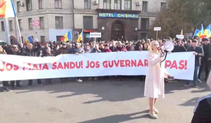 Partidul SOR si-a adus sustinatorii in centrul capitalei a sasea duminica la rand pentru a protesta. Aflata sub control judiciar, Marina Tauber - prezenta si ea - VIDEO Partidul SOR si-a adus sustinatorii in centrul capitalei a sasea duminica la rand pentru a protesta. Aflata sub control judiciar, Marina Tauber - prezenta si ea - VIDEO